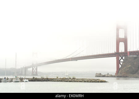 Advektion Nebel Himmelsblick Golden Gate Bridge und Lime Punkt Nebel Station aus Horseshoe Cove Fort Baker, San Francisco, USA Stockfoto