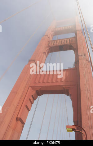 Blauer Himmel Porträt International Orange South Tower, Golden Gate Bridge in San Francisco, USA Advektion Nebel Nebel steigt Stockfoto