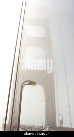 Sonnigen Porträt zum Südturm steigt Advektion Nebel, Straße Autos, Person, die Gehweg, Golden Gate Bridge, San Francisco Stockfoto