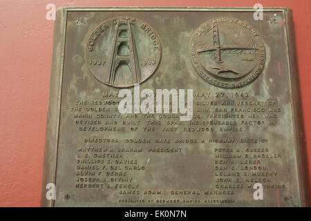 25. Jahrestag Plaque (1937-1962), Südturm, Golden Gate Bridge, San Francisco, Kalifornien, USA Stockfoto