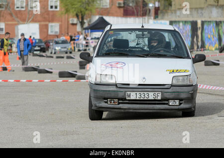 Autorallye, Slalom, auf öffentlicher Straße. Aitor Varas Perez mit seinem Renault Clio S. Stockfoto