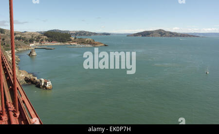 Blauer Himmelsblick über die Bucht von San Francisco, von der Golden Gate Bridge Lime Punkt Nebel Station, Fort Baker und Angel Island Stockfoto