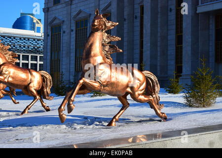 Bronze Skulpturen von Pferden ausgeführt - in der Nähe von New Opera House in Astana, Kasachstan Stockfoto