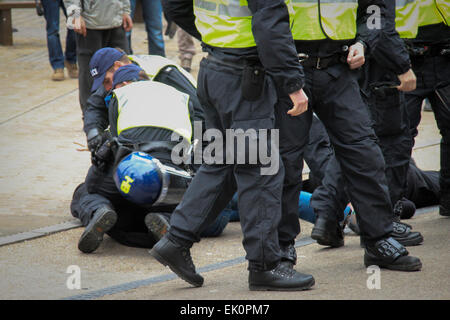 Oxford, UK. 4. April 2015. Zusammenstoß bei EDL Demonstration in Oxford Credit: roger schief/Alamy Live-Nachrichten Stockfoto