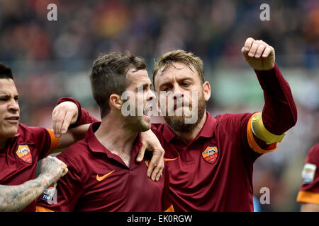 Rom, Italien. 4. April 2015. Serie A Fußball. Roma vs. Napoli. Maralem Pjanic feiert sein 1: 0-Tor mit Manuel Iturbe und Daniele De Rossi Credit: Action Plus Sport/Alamy Live News Stockfoto