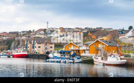 Norwegisches Fischerdorf, hölzerne Häuser und ankern Boote an der Nordseeküste Stockfoto