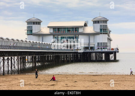 Weston super Mare Beach mit dem Pier im Hintergrund Stockfoto