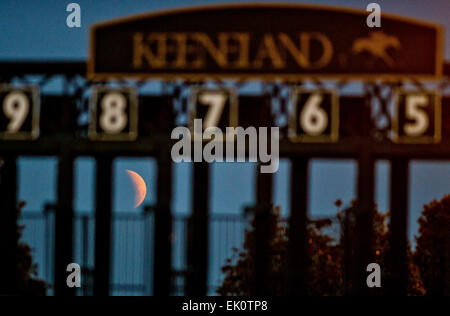 Lexington, KY, USA. 4. April 2015. 3. April 2015: Szenen aus rund um die Strecke bei Sonnenaufgang während des Trainings am Morgen wie der Blut-Mond ist bedeckt durch eine totale Mondfinsternis am Bluegrass Stakes Tag bei Keeneland Race Course in Lexington, Kentucky. Scott Serio/CSM/Alamy Live-Nachrichten Stockfoto