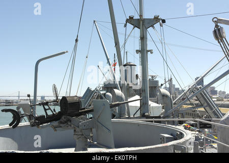 Blauer Himmelsblick Oerlikon 20mm Flak-Kanone auf dem Deck der SS Jeremiah o ' Brien Liberty-Frachter, Pier 45, San Francisco, USA Stockfoto