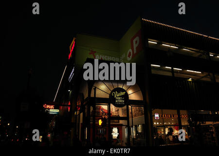 Night Visitor Center, Anchorage Square Parkhaus, Jefferson Street in Jones Street, San Francisco, San Francisco anzeigen Stockfoto