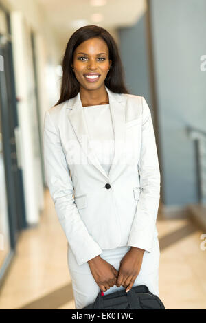 attraktive afrikanische Geschäftsfrau Holding Aktentasche Stockfoto