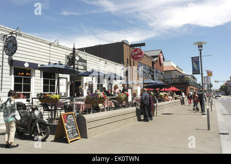 Blauer Himmel Schrägansicht Menschen sitzen Bürgersteig Tische Fischrestaurants, Jefferson Street, San Francisco, San Francisco Stockfoto