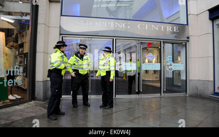 Brighton, UK. 4. April 2015. Polizei an der Front Eingang zum Churchill Square Shopping Centre in Brighton evakuiert werden mussten, nachdem ein Feuer in einem der Parkhäuser Credit brach: Simon Dack/Alamy Live News Stockfoto