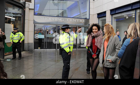 Brighton, UK. 4. April 2015. Polizei an der Front Eingang zum Churchill Square Shopping Centre in Brighton evakuiert werden mussten, nachdem ein Feuer in einem der Parkhäuser Credit brach: Simon Dack/Alamy Live News Stockfoto