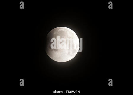 Tijuana, Mexiko. 4. April 2015. Der Mond ist in den ersten Phasen der ersten totalen Mondfinsternis des Jahres, in Tijuana Stadt, Nordosten Mexikos, am 4. April 2015 gesehen. © Guillermo Arias/Xinhua/Alamy Live-Nachrichten Stockfoto