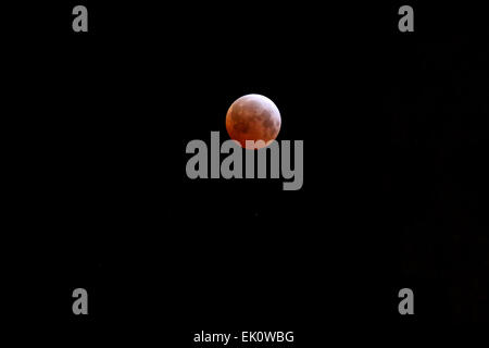 Santa Barbara, Kalifornien USA 4. April 2015 kürzeste totale Mondfinsternis des Jahrhunderts. Es ist auch ein "Blutmond" genannt. Bildnachweis: Werner Fotos/Alamy Live-Nachrichten Stockfoto