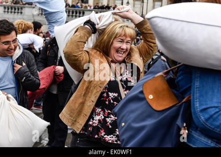 London, UK. 4. April 2015. Auf dem Trafalgar Square zerschlagen Tausende Kissen Kämpfer gegenseitig bis die Federn für International Pillow Fight Day flog. Die Anzeige der Kissen pulverisieren war spektakulär mit jeder gerne zeigen Sie ihre Kampfkraft mit Feder und Schwamm gefüllte Kissen.  Alamy Live News/Bildnachweis: Gordon Scammell Stockfoto