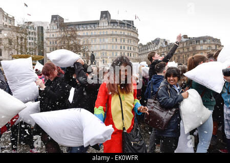 London, UK. 4. April 2015. Auf dem Trafalgar Square zerschlagen Tausende Kissen Kämpfer gegenseitig bis die Federn für International Pillow Fight Day flog. Die Anzeige der Kissen pulverisieren war spektakulär mit jeder gerne zeigen Sie ihre Kampfkraft mit Feder und Schwamm gefüllte Kissen.  Alamy Live News/Bildnachweis: Gordon Scammell Stockfoto