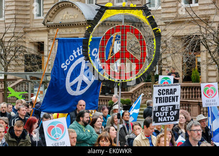 Mehr als 2000 Demonstranten teilgenommen in eine Anti-Trident und anti-Atom-Protest-Marsch in Glasgow, beginnend in George Square und Parade durch die Innenstadt. Einige Politiker nahmen Teil, darunter Patrick Harvie, MSP, der Anführer der Scottish Green Party Stockfoto