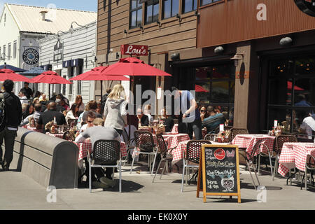 Sonnige Aussicht Menschen essen Bürgersteig Tische, rote Sonnenschirme, Lou es Fish Shack, Jefferson Street, San Francisco, San Francisco Stockfoto