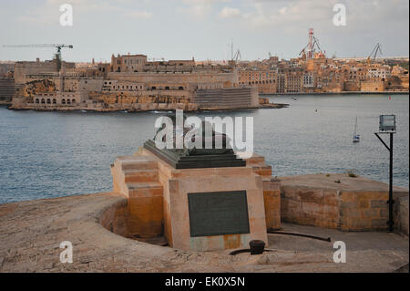 Valetta, Malta, mediterrane, Belagerung Bell War Memorial, alten, historischen, Architektur, maltesischen Balkon, Kapitol Gebäude Stockfoto