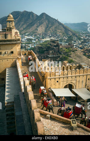 Elefanten auf- und absteigend vom Amber Fort Palace in der Nähe von Jaipur, Rajasthan, Indien Stockfoto