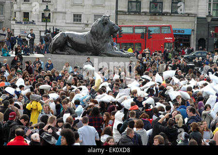 London, UK. 4. April 2015. Jährliche Kissenschlacht auf dem Trafalgar Square. Bildnachweis: JOHNNY ARMSTEAD/Alamy Live-Nachrichten Stockfoto