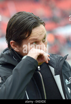 Leverkusens Trainer Roger Schmidt vor dem deutschen Bundesliga Fußballspiel zwischen Bayer Leverkusen und dem Hamburger SV in der BayArena in Leverkusen, Deutschland, 4. April 2015 abgebildet. Foto: CAROLINE SEIDEL/Dpa (EMBARGO Bedingungen - Achtung: aufgrund der Akkreditierungsrichtlinien die DFL nur erlaubt die Veröffentlichung und Nutzung von bis zu 15 Bilder pro Spiel im Internet und in Online-Medien während des Spiels.) Stockfoto