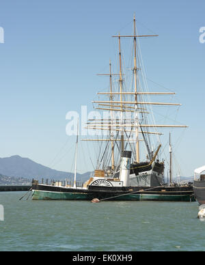 Blauer Himmel Porträt historische Schiffe Eppleton Hall Paddel Schlepper und Großsegler Balclutha, vertäut Hyde Street Pier, San Francisco, USA Stockfoto