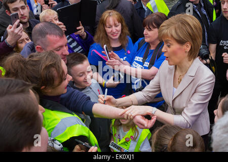 Schottlands erster Minister, Nicola Sturgeon, umgeben von Masse in Glasgow Stockfoto