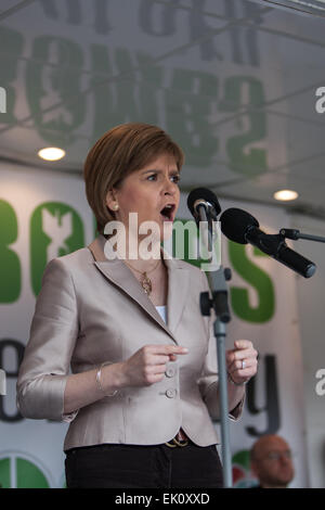 Glasgow, Schottland. 4. April 2015. Nicola Sturgeon, erster Minister von Schottland und Anführer der Scottish National Party, spricht auf einer Anti-Dreizack-Demonstration in George Square, Glasgow, Schottland, am 4. April 2015. Bildnachweis: Jeremy Sutton-Hibbert/Alamy Live-Nachrichten Stockfoto