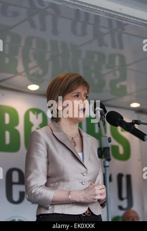 Glasgow, Schottland. 4. April 2015. Nicola Sturgeon, erster Minister von Schottland und Anführer der Scottish National Party, spricht auf einer Anti-Dreizack-Demonstration in George Square, Glasgow, Schottland, am 4. April 2015. Bildnachweis: Jeremy Sutton-Hibbert/Alamy Live-Nachrichten Stockfoto