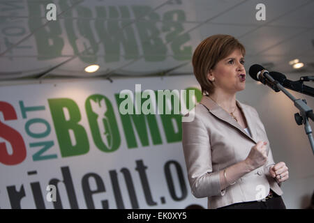 Glasgow, Schottland. 4. April 2015. Nicola Sturgeon, erster Minister von Schottland und Anführer der Scottish National Party, spricht auf einer Anti-Dreizack-Demonstration in George Square, Glasgow, Schottland, am 4. April 2015. Bildnachweis: Jeremy Sutton-Hibbert/Alamy Live-Nachrichten Stockfoto