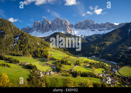 Herbst am Nachmittag über Val di Funes, Santa Maddelena und der geisler-spitzen, Dolomiten, Südtirol, Italien Trentino-südtirol - Stockfoto