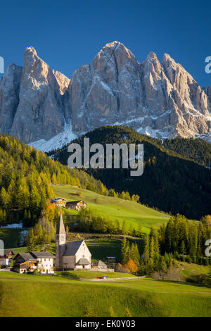 Herbst am Nachmittag über Val di Funes, Santa Maddelena und der geisler-spitzen, Dolomiten, Südtirol, Italien Trentino-südtirol - Stockfoto