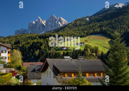 Blick auf die Geisler Spitzen und Dolomite Mountains von San Pietro, Val di Funes, Trentino-Alto-Adige, Italien Stockfoto