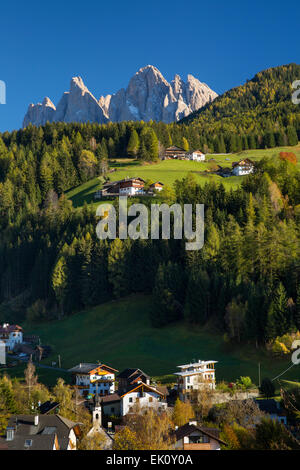 Blick auf die Geisler Spitzen und Dolomite Mountains von San Pietro, Val di Funes, Trentino-Alto-Adige, Italien Stockfoto