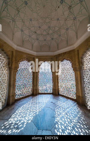 Komplizierte Marmor Gitterwerk Amber Fort Palace in der Nähe von Jaipur, Rajasthan, Indien Stockfoto