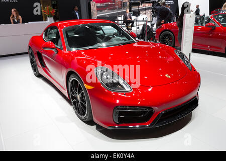 New York, NY - 2. April 2015: Aussenansicht des Porsche Cayman GTS Auto auf dem Display an der New York International Auto Show im Javits Center Stockfoto