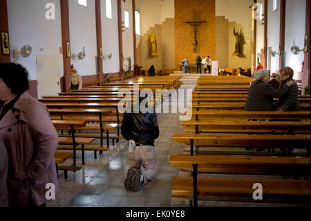 3. April 2015 - Badalona, Barcelona, Spanien - ein Mann betet in der Kirche Sant Antoni de Llefia in Badalona (Spanien). Die Karfreitagsprozession ist im Bezirk Llefia in Badalona (Barcelona) statt. Dieses Viertel ist vor allem die Bevölkerung andalusische Herkunft und in dieser Zeit (Ostern) zeigt die typische religiösen Prozessionen im Süden von Spanien zu Hause. Stockfoto