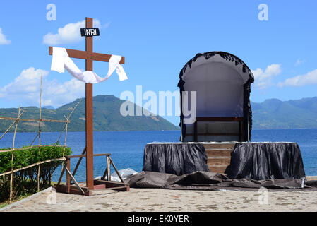 Larantuka, Indonesien. 3. April 2015. Einer der zeitweiligen Altare, die für die Via Dolorosa Prozession hergestellt werden, die Teil der jährlichen feierlichkeiten zur Heiligen Woche in Larantuka, Flores Island, East Nusa Tenggara, Indonesien ist. Stockfoto