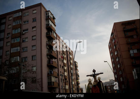 3. April 2015 - Badalona, Barcelona, Spanien - ist ein Bild des gekreuzigten Christus während der Prozession des Heiligen Begräbnisses in Badalona gesehen.  Die Karfreitagsprozession ist im Bezirk Llefia in Badalona (Barcelona) statt. Dieses Viertel ist vor allem die Bevölkerung andalusische Herkunft und in dieser Zeit (Ostern) zeigt die typische religiösen Prozessionen im Süden von Spanien zu Hause. Stockfoto