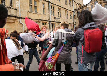 Oxford, UK 4. April 2015. Oxford trat die internationale Kissen Kampf Tag unter der berühmten Brücke der Seufzer. Bildnachweis: Pete Lusabia/Alamy Live-Nachrichten Stockfoto