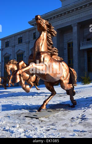 Bronze Skulpturen von Pferden ausgeführt - in der Nähe von New Opera House in Astana, Kasachstan Stockfoto