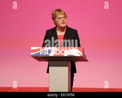 Warrington, England. 4. April 2015. Labour Leader Ed Miliband befasst sich mit einer Wahlveranstaltung in Warrington Parr Hall mit Gastredner Sally Lindsay, Ben Elton und Eddie Izzard statt. Bildnachweis: Simon Newbury/Alamy Live-Nachrichten Stockfoto