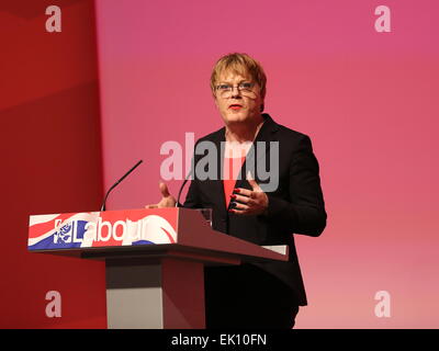 Warrington, England. 4. April 2015. Labour Leader Ed Miliband befasst sich mit einer Wahlveranstaltung in Warrington Parr Hall mit Gastredner Sally Lindsay, Ben Elton und Eddie Izzard statt. Bildnachweis: Simon Newbury/Alamy Live-Nachrichten Stockfoto