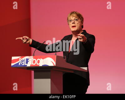 Warrington, England. 4. April 2015. Labour Leader Ed Miliband befasst sich mit einer Wahlveranstaltung in Warrington Parr Hall mit Gastredner Sally Lindsay, Ben Elton und Eddie Izzard statt. Bildnachweis: Simon Newbury/Alamy Live-Nachrichten Stockfoto