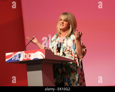 Warrington, England. 4. April 2015. Labour Leader Ed Miliband befasst sich mit einer Wahlveranstaltung in Warrington Parr Hall mit Gastredner Sally Lindsay, Ben Elton und Eddie Izzard statt. Bildnachweis: Simon Newbury/Alamy Live-Nachrichten Stockfoto