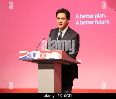 Warrington, England. 4. April 2015. Labour Leader Ed Miliband befasst sich mit einer Wahlveranstaltung in Warrington Parr Hall mit Gastredner Sally Lindsay, Ben Elton und Eddie Izzard statt. Bildnachweis: Simon Newbury/Alamy Live-Nachrichten Stockfoto