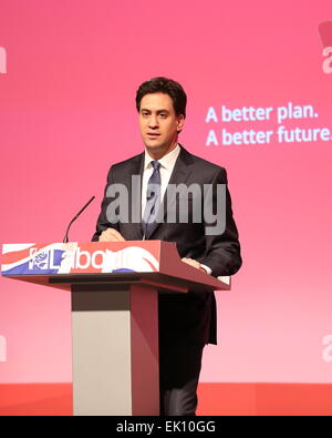 Warrington, England. 4. April 2015. Labour Leader Ed Miliband befasst sich mit einer Wahlveranstaltung in Warrington Parr Hall mit Gastredner Sally Lindsay, Ben Elton und Eddie Izzard statt. Bildnachweis: Simon Newbury/Alamy Live-Nachrichten Stockfoto